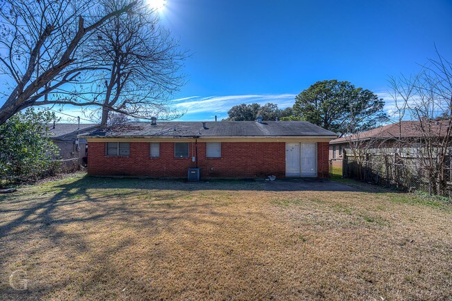 Building Photo - Beautiful 3 bedroom