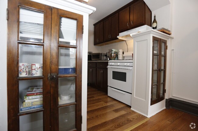 1BR, 1BA - Kitchen - 304 W Touhy Ave