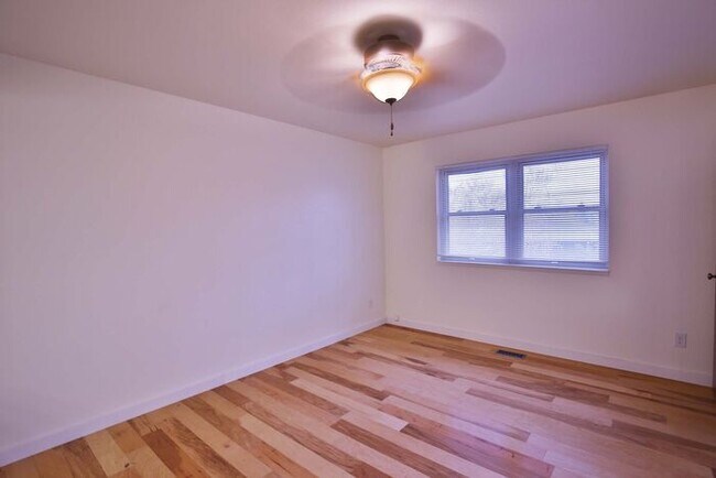 Building Photo - 3 Bedroom, 2.5 Bath Townhome