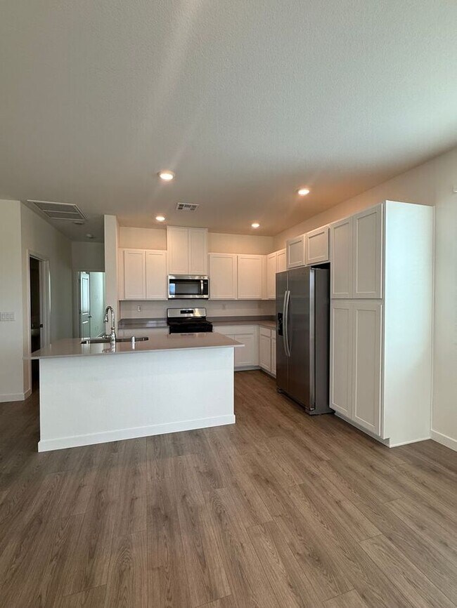 Building Photo - Brand-New 3 Bed | 2.5 Bath Townhome in Carson City