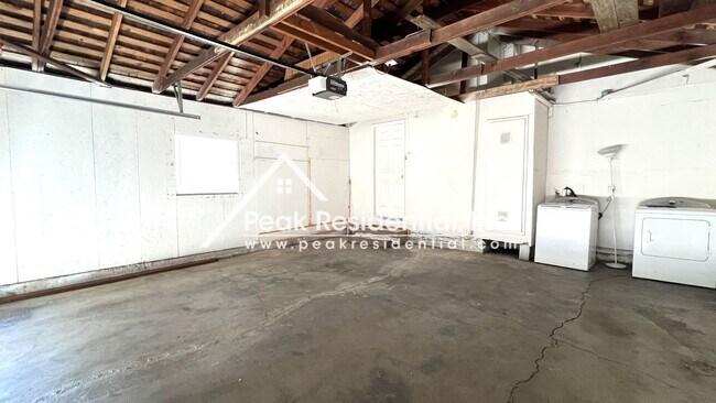 Building Photo - Nice 4bd/3ba House with 2 Car Garage