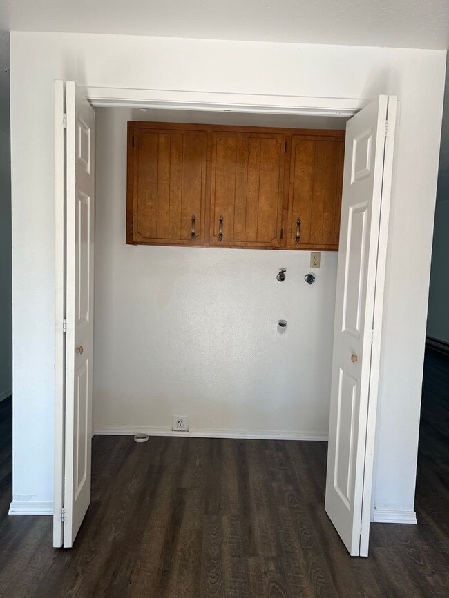 Building Photo - 2 bedroom 1 bathroom - Triplex - Moyina Heights - South Suburbs