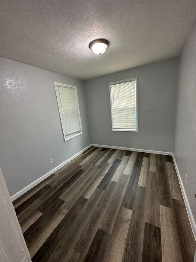 Building Photo - Fully Renovated 3/1.5 Available for Immedi...