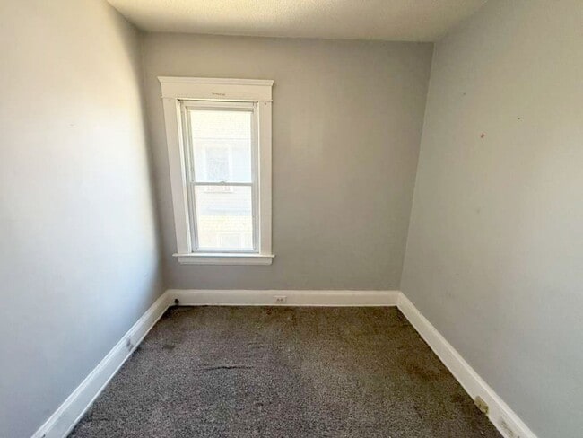 Building Photo - 4 BED 1 BATH SINGLE FAMILY HOME IN CLEVELAND!