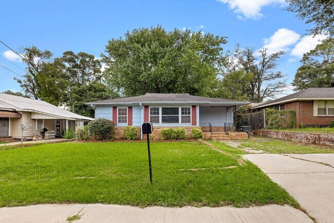 Building Photo - Spacious beautiful 4-bedroom 1 bath home