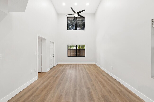 Building Photo - 243 City View Dr
