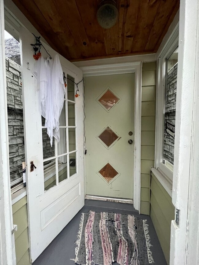 Building Photo - AVAILABLE JUNE -4 Bed, 2 Bath Home with Garage!