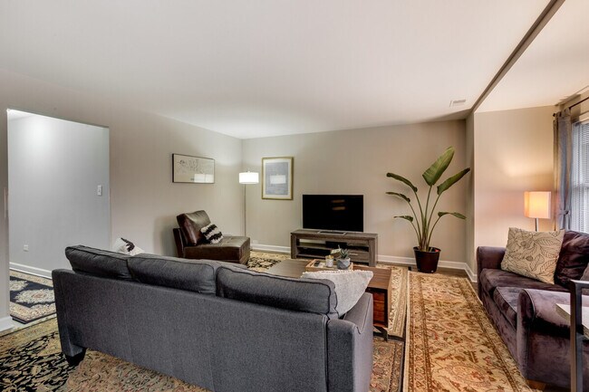 Building Photo - 226 S Hoyne Ave