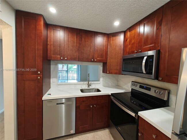 Building Photo - 8770 Royal Palm Blvd