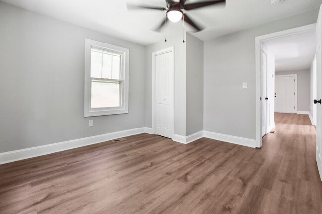 Building Photo - Pet Friendly Two Bedroom!