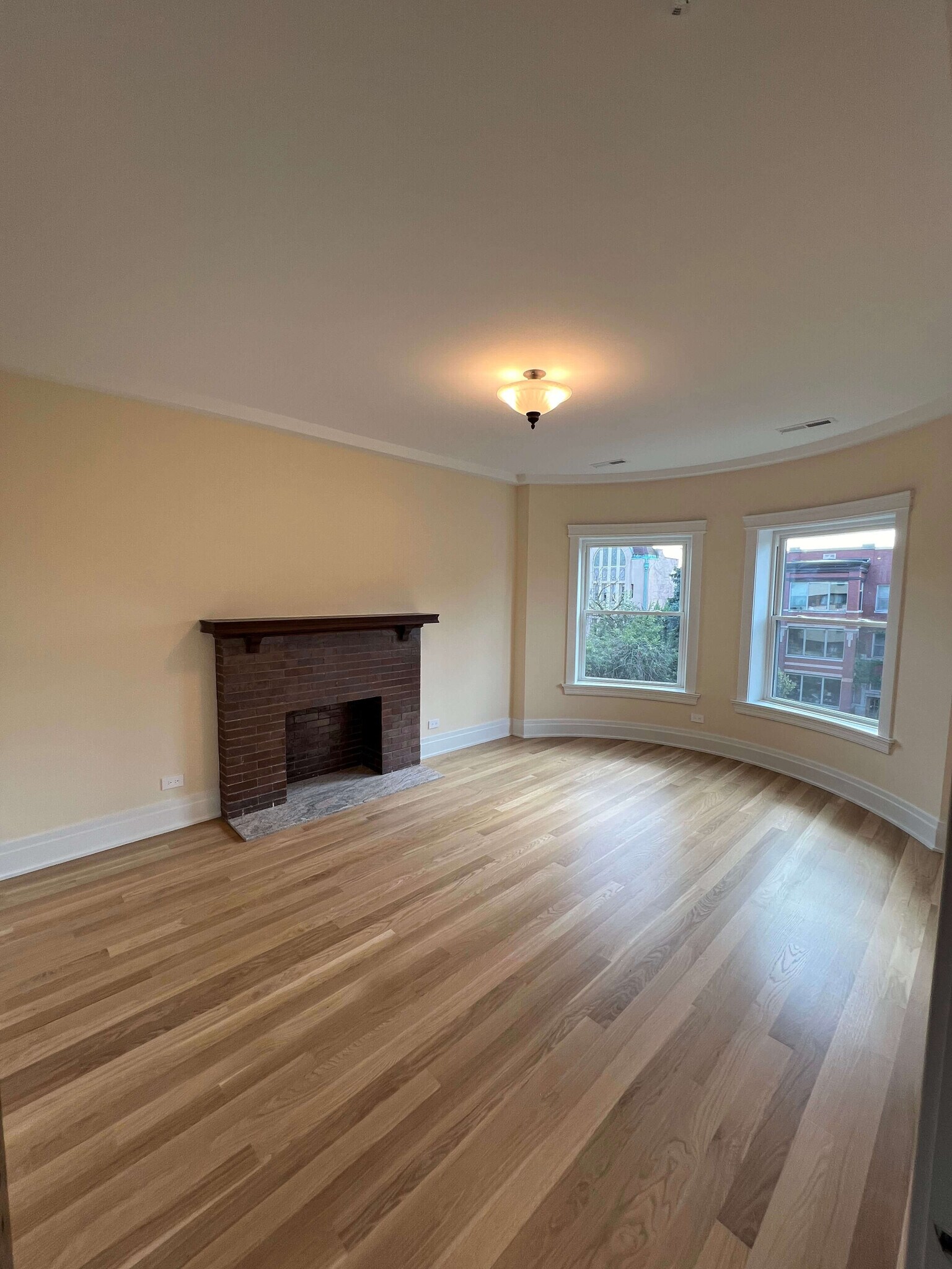 Building Photo - 5841 N Kenmore Ave