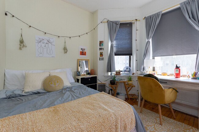 Building Photo - 9/1 Sunny top floor 2BR with balcony near Packard's Corner!