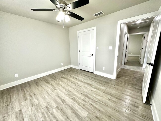 Building Photo - Like new property