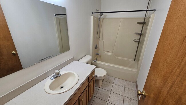 Building Photo - 1611 Spring Village Ln