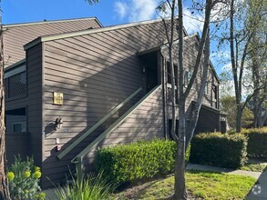 Building Photo - Remodeled 1 bedroom, 1 bathroom Upstairs C...