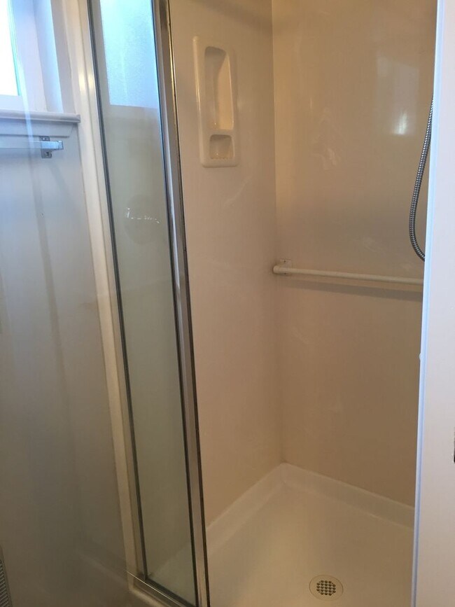 Building Photo - Spacious 3 bed 2 bathroom with 2 car garage