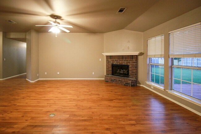 Building Photo - Darling Home In Jenks Schools!