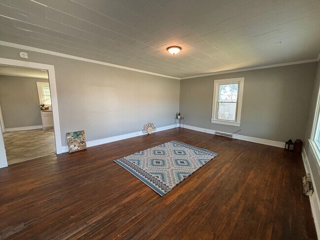 Building Photo - COMING SOON! Spacious 4-bedroom, 2-bathroom