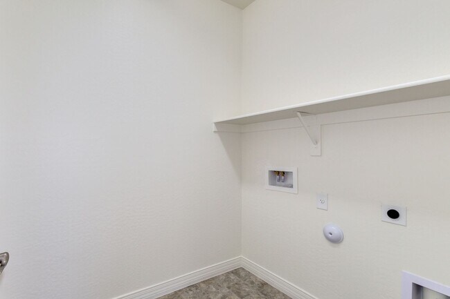 Building Photo - 5 bedroom/ 2 bath home in Casa Grande