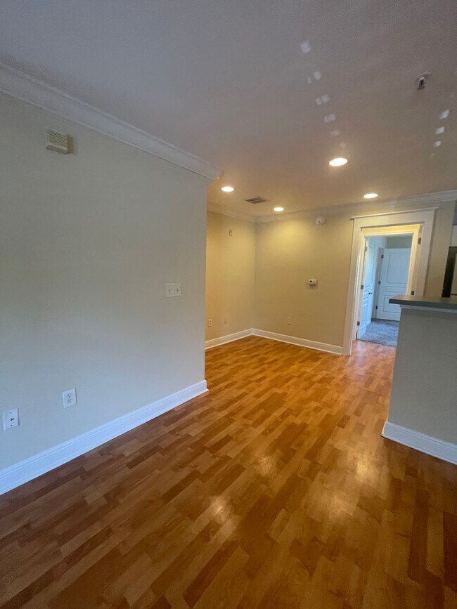 Building Photo - 17-1728 J&amp;S