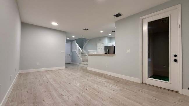 Building Photo - Spacious 3/3 Townhouse with Lake View – Sa...