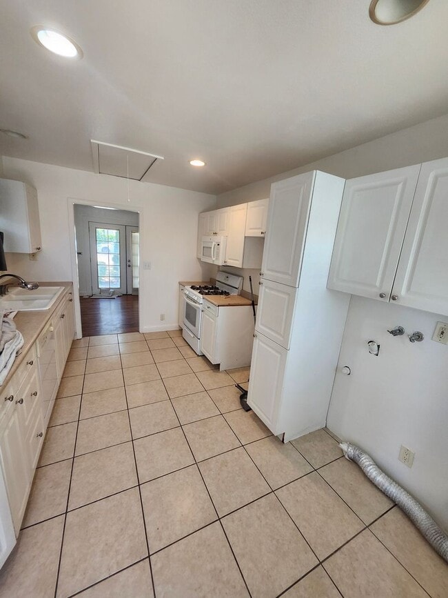 Building Photo - Charming Colonial-Style 2-Bedroom Home in ...