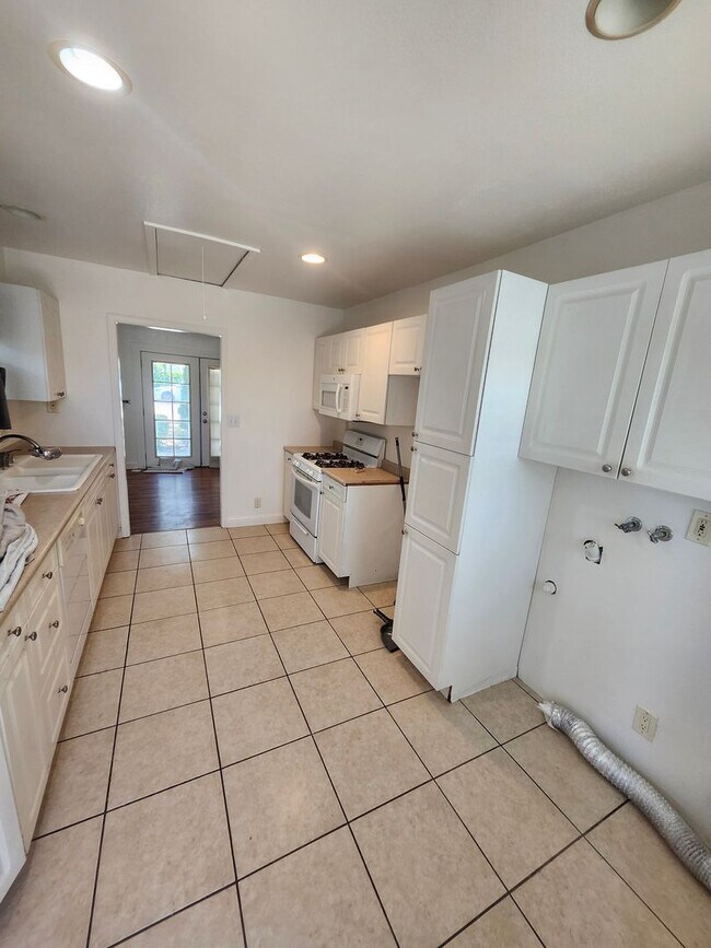 Building Photo - Charming Colonial-Style 2-Bedroom Home in Ontario