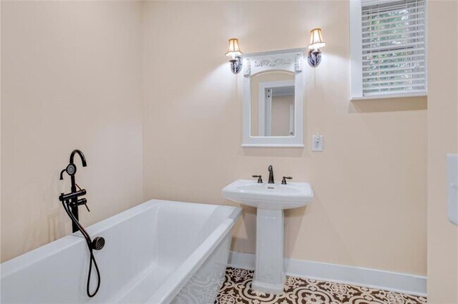 Building Photo - 2925 Dodson Dr