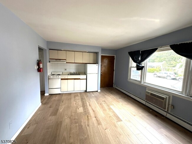 Building Photo - 87 N Beverwyck Rd