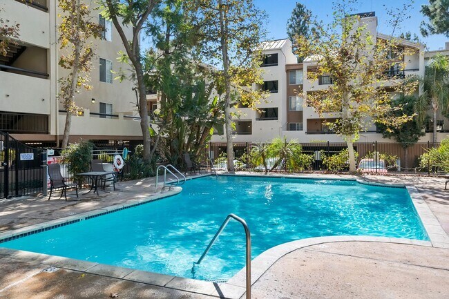 Building Photo - Woodland Hills 2/Bedroom and Loft Condo!
