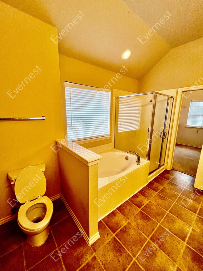 Building Photo - Spacious 3-Bedroom Home with Modern Kitche...