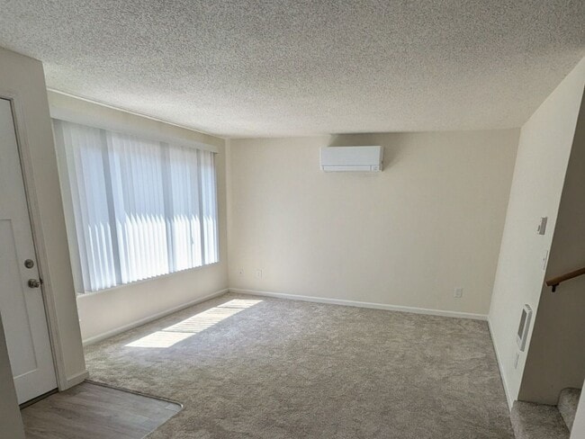 Building Photo - Available Now! 2 bedroom and 1 bath duplex