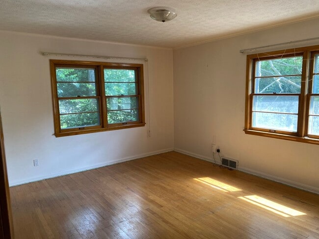 Building Photo - Charming 3 Bedroom, 3 Bathroom Ranch Home ...