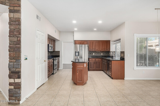 Building Photo - 1638 E Glenhaven Dr