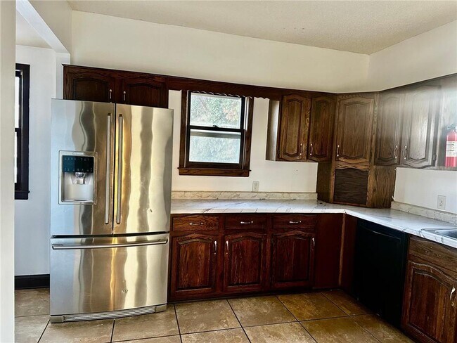 Building Photo - 246 Sidney St E