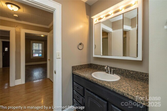 Building Photo - 1420 Amhurst St