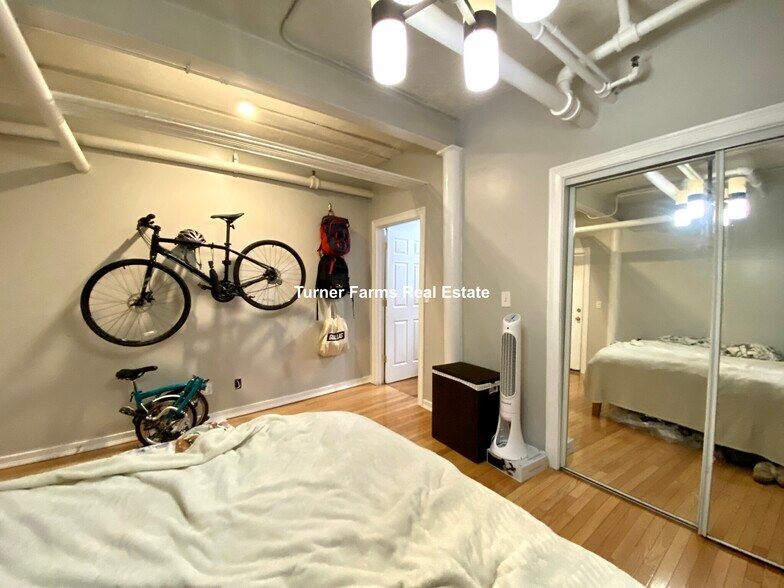 Building Photo - 465 Park Dr