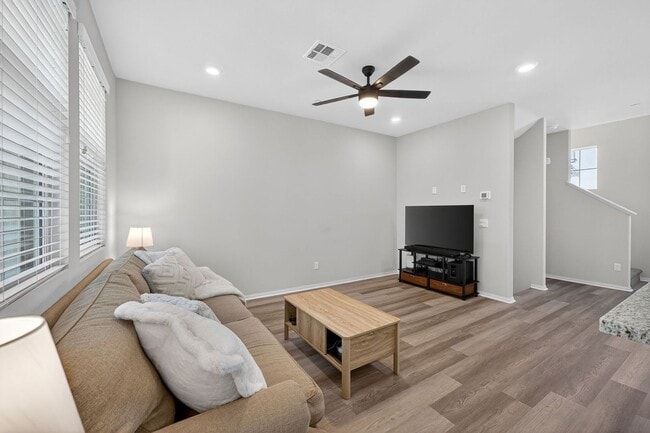 Building Photo - 40379 Melrose Dr