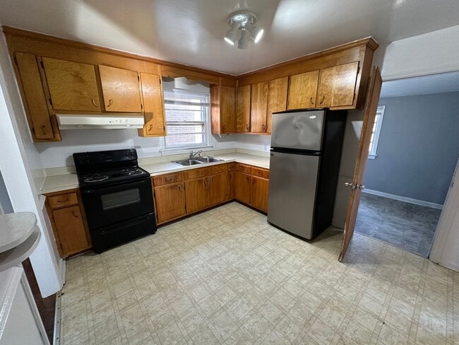 Building Photo - 3 bedroom house in Fulton Hill! Laundry, Central HVAC All electric, big fenced yard, hardwoods