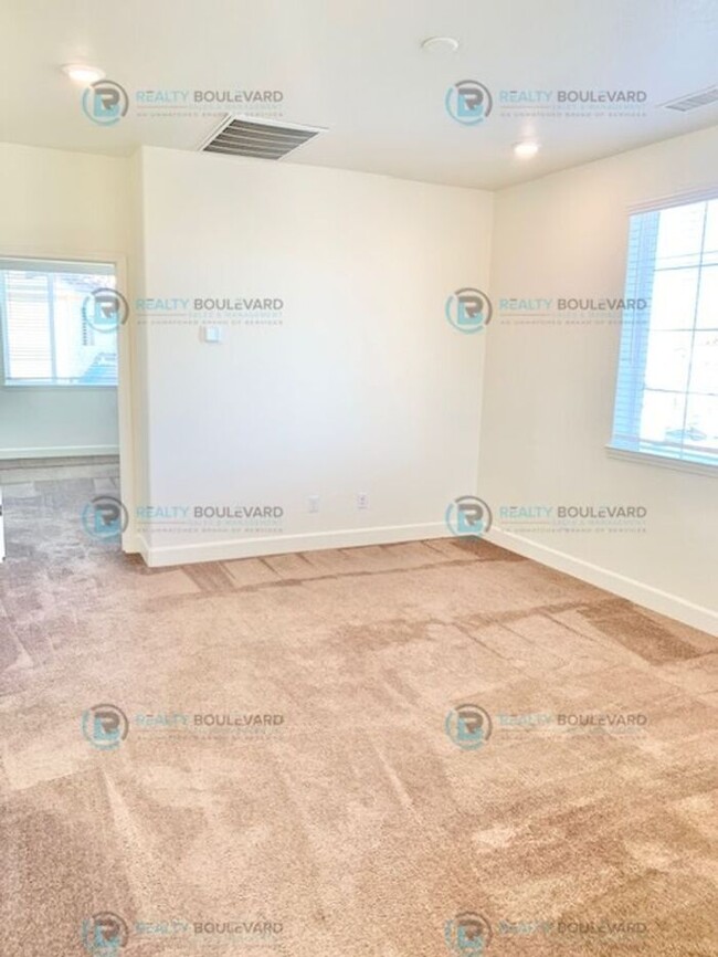 Building Photo - Half Month Free Rent! Gorgeous, 4 Bedroom ...