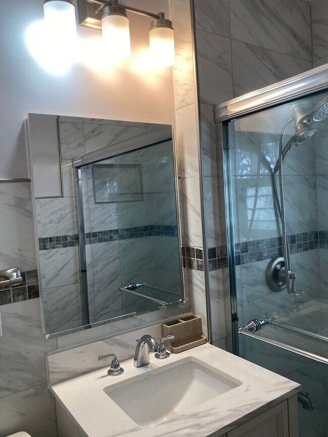 Building Photo - 4830 N Tripp Ave