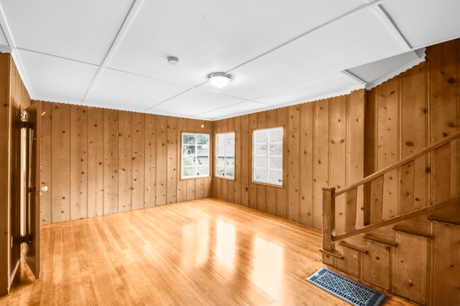 Building Photo - 733 Grosvenor Pl