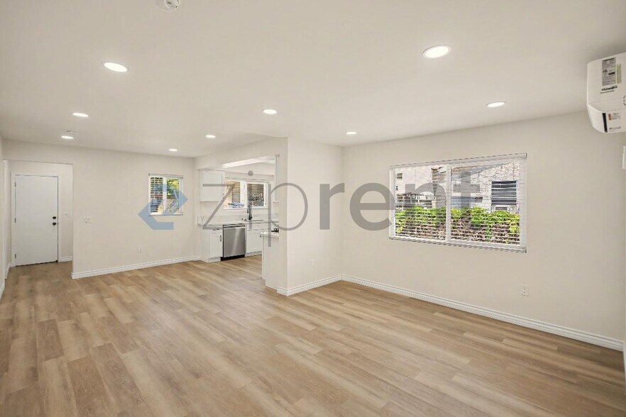 Building Photo - Unit