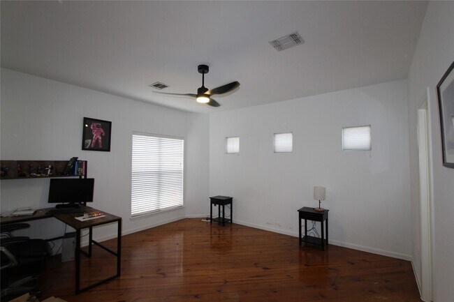 Building Photo - 301 Willard St