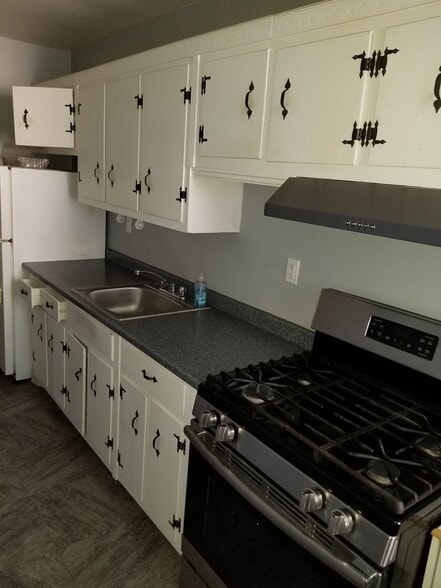 Building Photo - 3 Sadore Ln