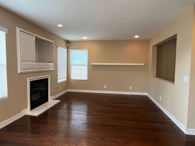 Building Photo - Tustin 3 bed 2.5 bath + office and bonus room