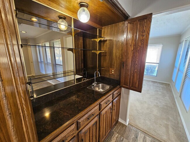 Building Photo - AVAILABLE NOW!