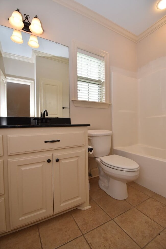 Building Photo - Spacious 3 Bedroom, 2 Bath Home