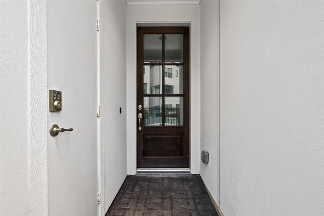 Building Photo - 2812 Grand Fountains Dr