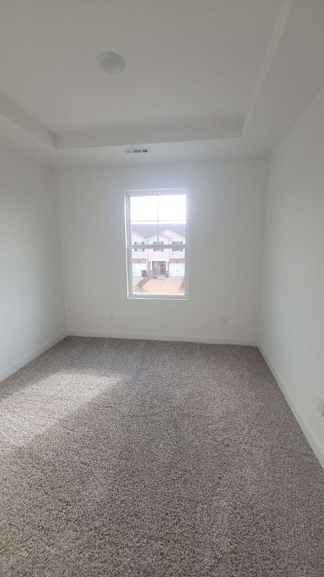 Building Photo - "Charming 3-Bed Oasis with Granite Elegance on Discovery Point Drive!"